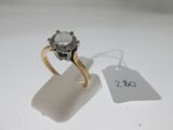 une photo d'une bague en diamant posée sur une surface blanche, avec une étiquette de prix