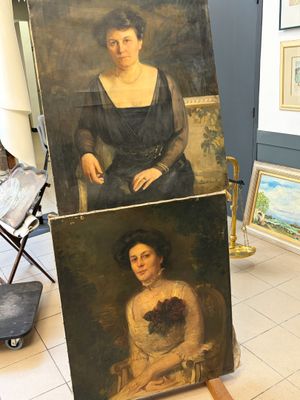 un tableau représentant une femme en robe noire et un tableau représentant une femme en robe noire