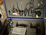un homme tenant une mallette contenant des outils