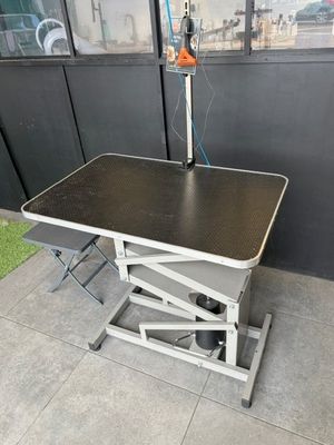 un gros plan d'une table sur laquelle est posée une machine