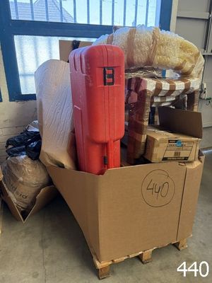 une pile de bagages posée dans une boîte, dans une pièce