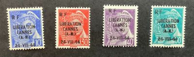 quatre timbres de couleurs différentes sur un fond noir