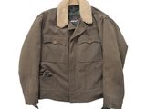 une veste marron à col en fourrure sur fond blanc