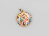 un petit pendentif plaqué or représentant la Vierge à l'Enfant