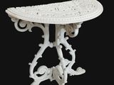 une image représentant une table blanche avec un plateau blanc sur fond noir