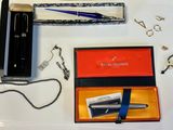 une boîte contenant un stylo, un étui à crayons et d'autres objets, posée sur une table