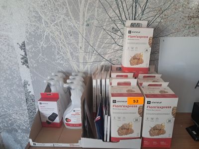 de nombreuses boîtes de nourriture posées sur une table près d'un arbre