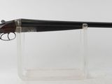 un gros plan d'un fusil exposé dans une vitrine transparente