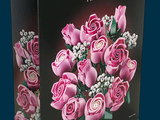 une boîte contenant un bouquet de roses roses