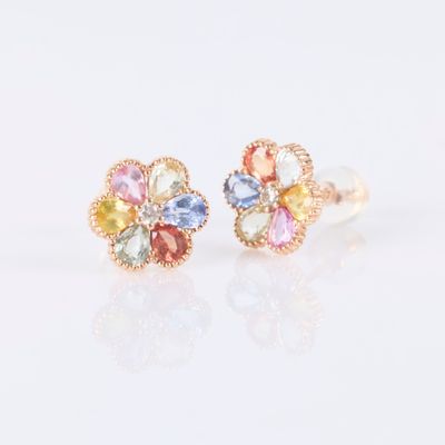 gros plan d'une paire de boucles d'oreilles sur une surface blanche