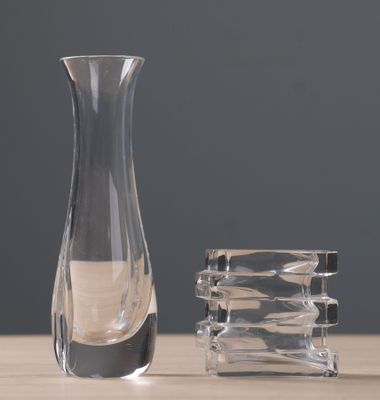 SAINT LOUIS et BACCARAT. Deux vases en cristal.