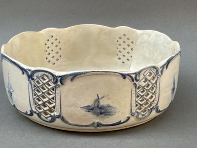 un bol blanc orné d'un motif bleu et blanc
