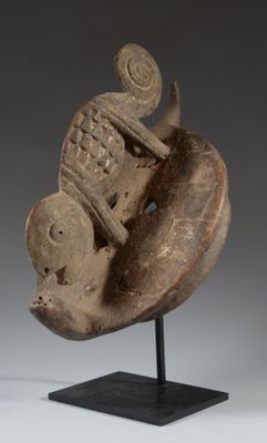 gros plan d'une sculpture d'une tête sur un socle