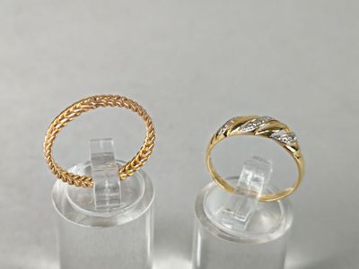 Lot de deux BAGUES en or jaune (750/°°°) de TD 54,5 :