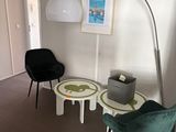 deux chaises et une table dans le coin d'une pièce