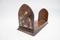 Serre-livres en bois naturel sculpté, à décor incrusté de na… (photo 2)
