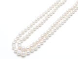 deux rangées de perles blanches sur fond blanc