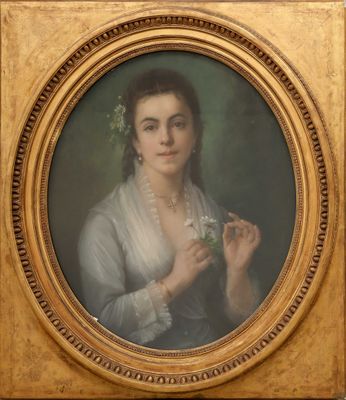 portrait d'une femme en robe blanche tenant une fleur