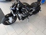 une moto garée dans un showroom