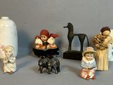 de nombreuses figurines posées sur une table