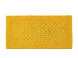 un tapis de bain jaune orné d'un motif floral