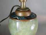 une lampe posée sur une table