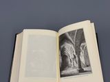 un livre ouvert dans lequel figure l'image d'un bâtiment