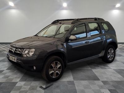 une photo d'un 4x4 noir garé dans un garage