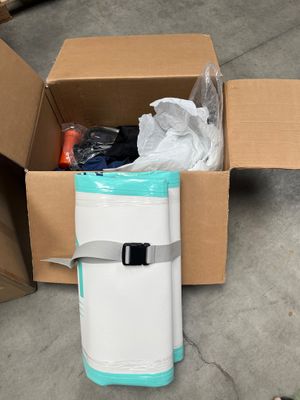 une glacière blanche et bleue placée à l'intérieur d'un carton