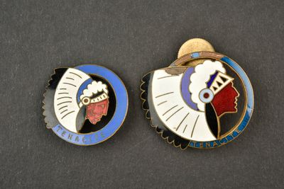 deux pin's représentant une tête d'Amérindien et une tête d'Indien