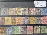 un ensemble de timbres présenté dans une vitrine posée sur une table