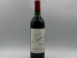 la bouteille de vin rouge est posée sur la table