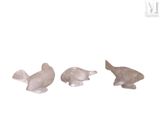 trois figurines d'oiseaux placées les unes à côté des autres