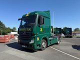un camion vert garé sur un parking