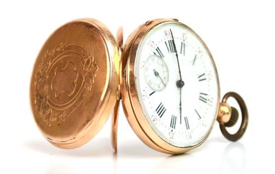une montre de poche en or avec des chiffres romains