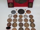 un lot de pièces de monnaie posées sur une table