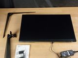 un ordinateur portable posé sur une table en bois