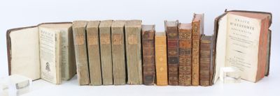 plusieurs vieux livres sont empilés sur une surface blanche