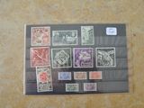une image d'une collection de timbres sur une table