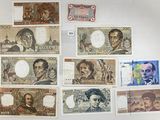 de nombreux types de devises accrochés au mur
