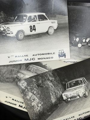 une photo en noir et blanc d'un groupe de voitures anciennes