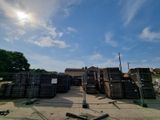 de nombreux tas de métal par terre