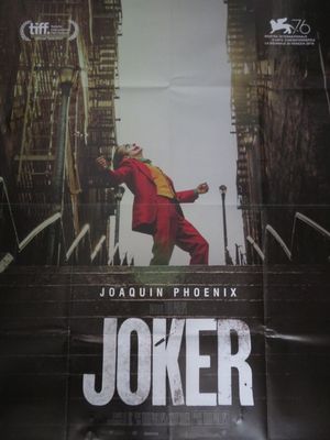 affiche représentant un homme en costume rouge en train de monter un escalier à grands bonds