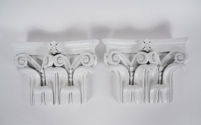 Paire de bois sculptés laqués blanc en forme de pilastres co…