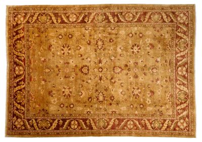 un tapis de couleur beige et marron orné d'un motif élaboré