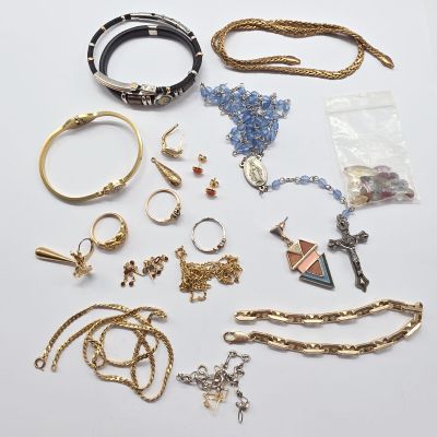une collection de bijoux comprenant des bracelets, des bagues et des colliers