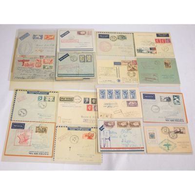 Plusieurs types de timbres sont disposés sur une table
