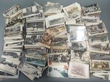 beaucoup de vieilles photos sur la table ensemble