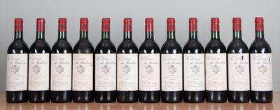 six bouteilles de vin rouge alignées sur une table
