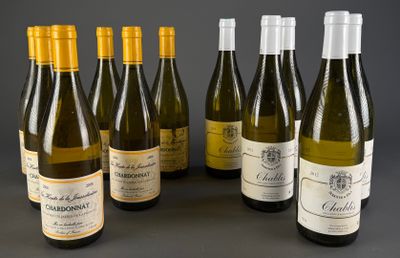 six bouteilles de vin sont alignées sur une table